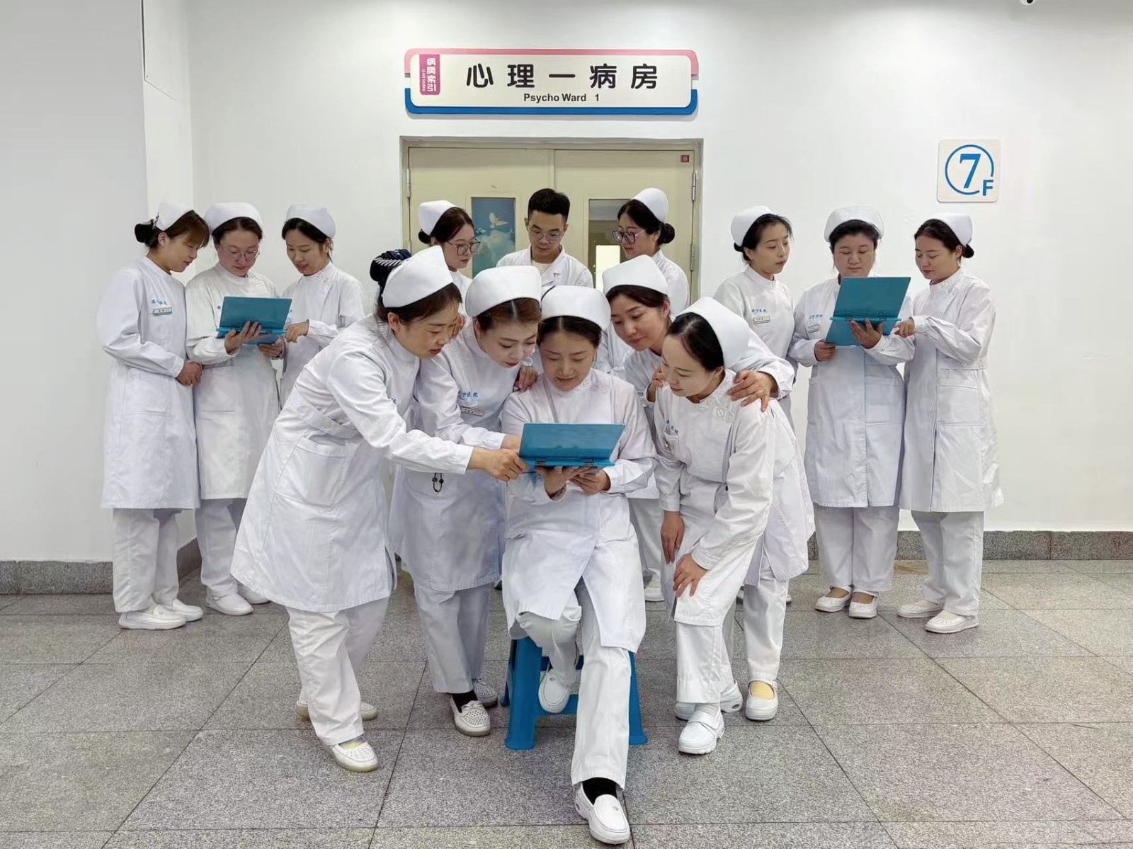 心理一团队照片.jpg